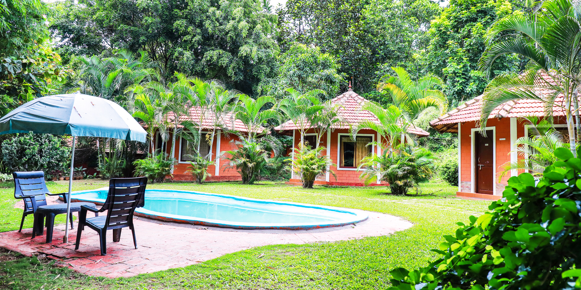 Resort Swimming Pool & Cottages